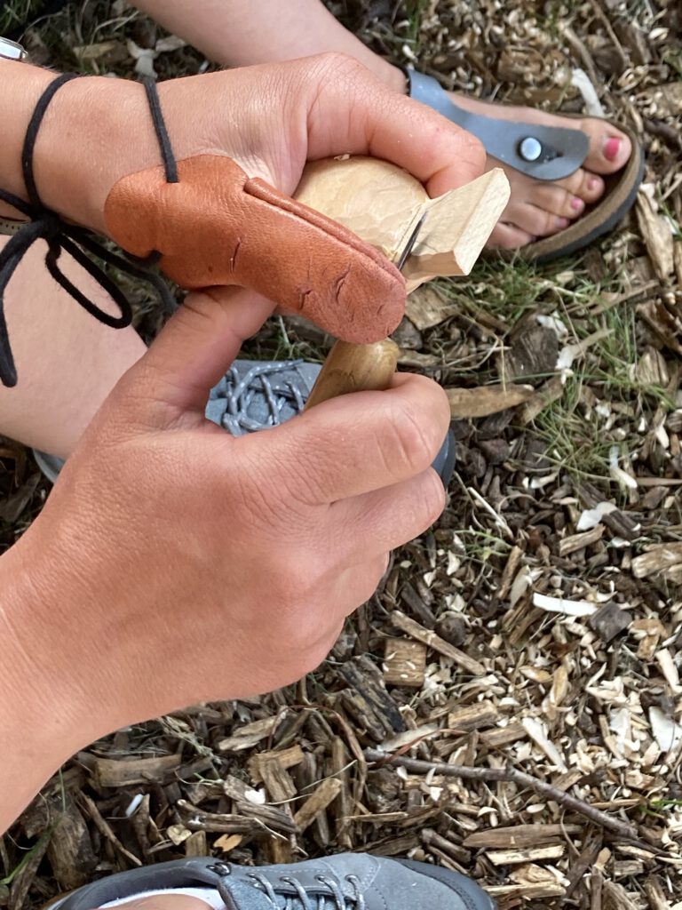 Schnitzen aus der Hand mit Messern