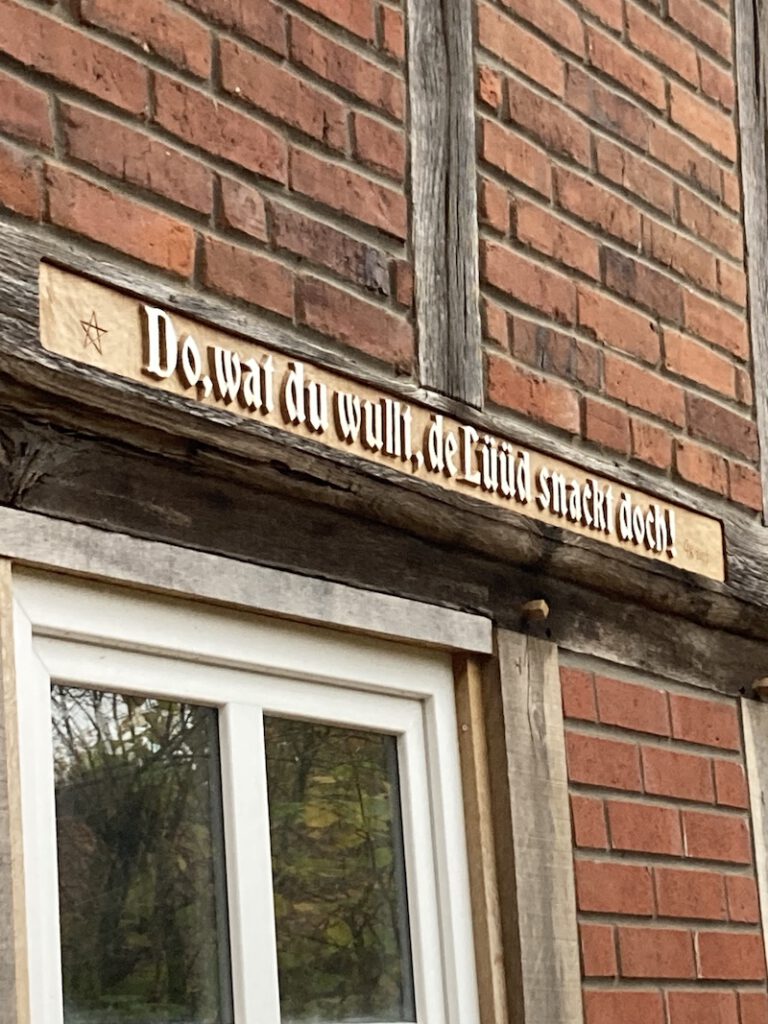 Hausinschrift. Balkeninschrift, Fachwerkhaus, Schrift geschnitzt,