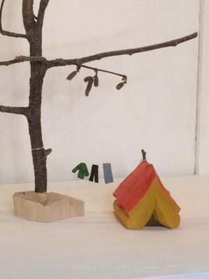 Zelt mit Wäscheleine, Holz Zelt mit Wäscheleine, Holz