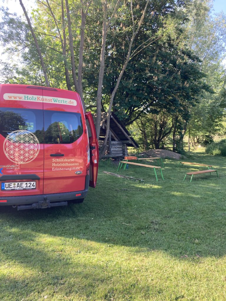 Schnitzaktion mit Grundschule