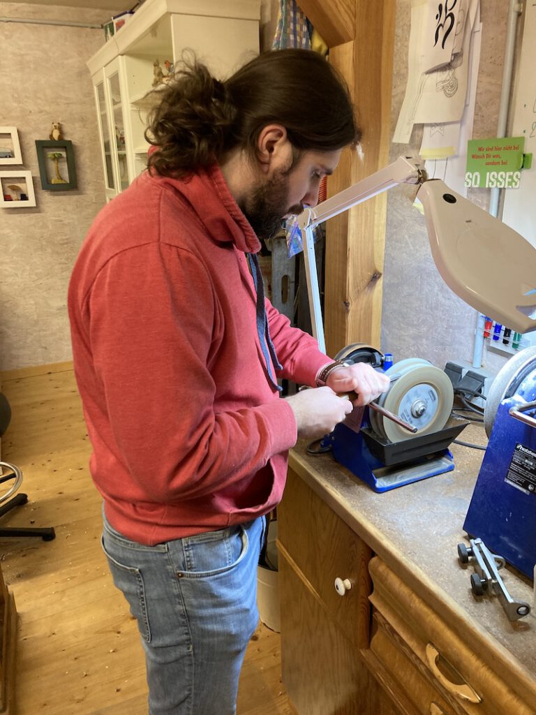 Schärfkurs in der Schnitzwerkstatt. scharfe Werkzeuge sind wichtig