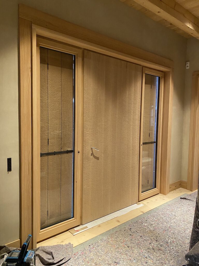 überschnitzte Oberfläche, geschnitzt, Schnitzkunst Eingangstür Holz