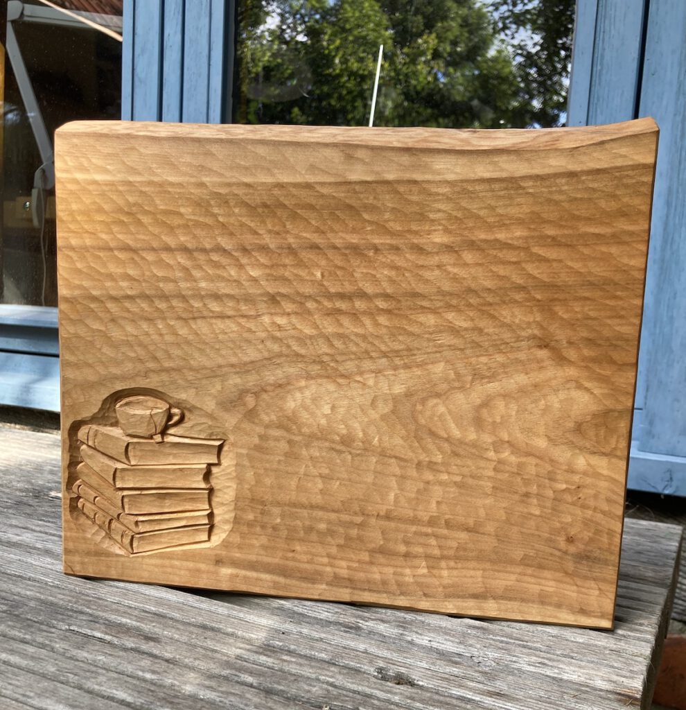 Frühstücksbrett mit individueller Gestaltung geschnitzt