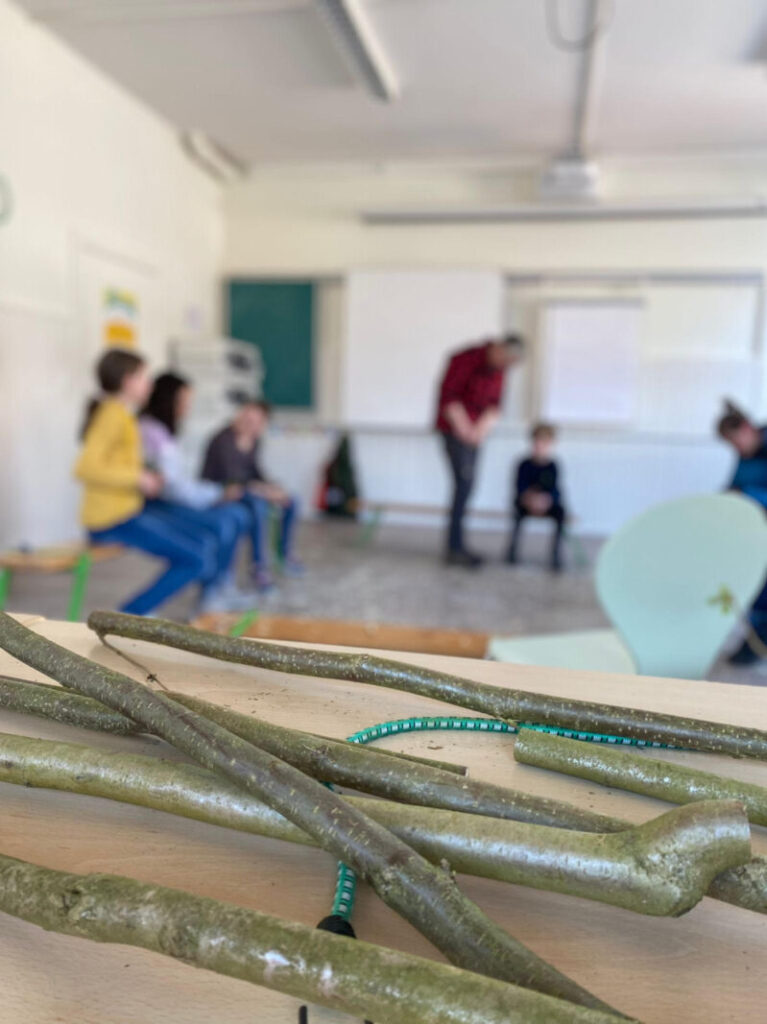 Kindern und Jugendlichen schnitzen mit Kindern und Jugendlichen