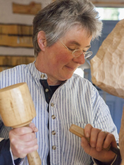Antje Eickmeier Holzbildhauerin in ihrer Schnitzwerkstatt