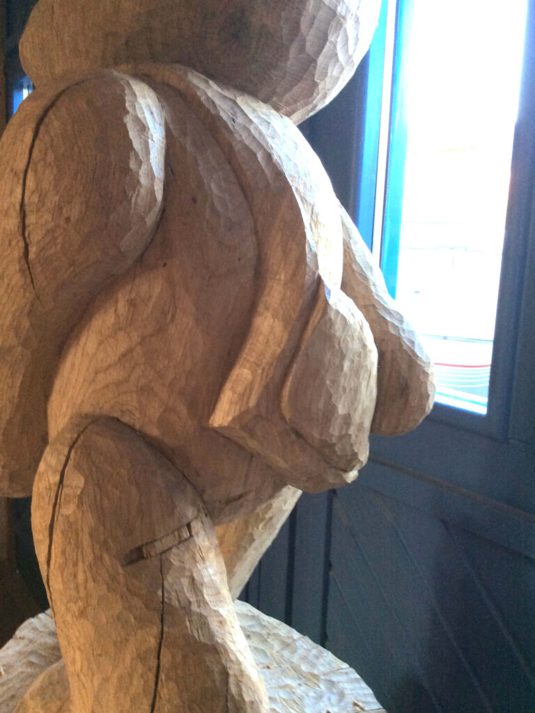 Ein Teddy als Erinnerung an ein Kind in der WErkstatt geschnitzt