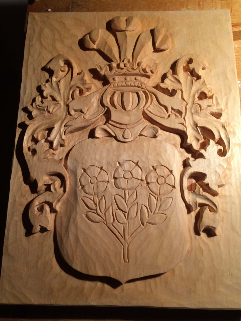 das Familienwappen handgeschnitzt