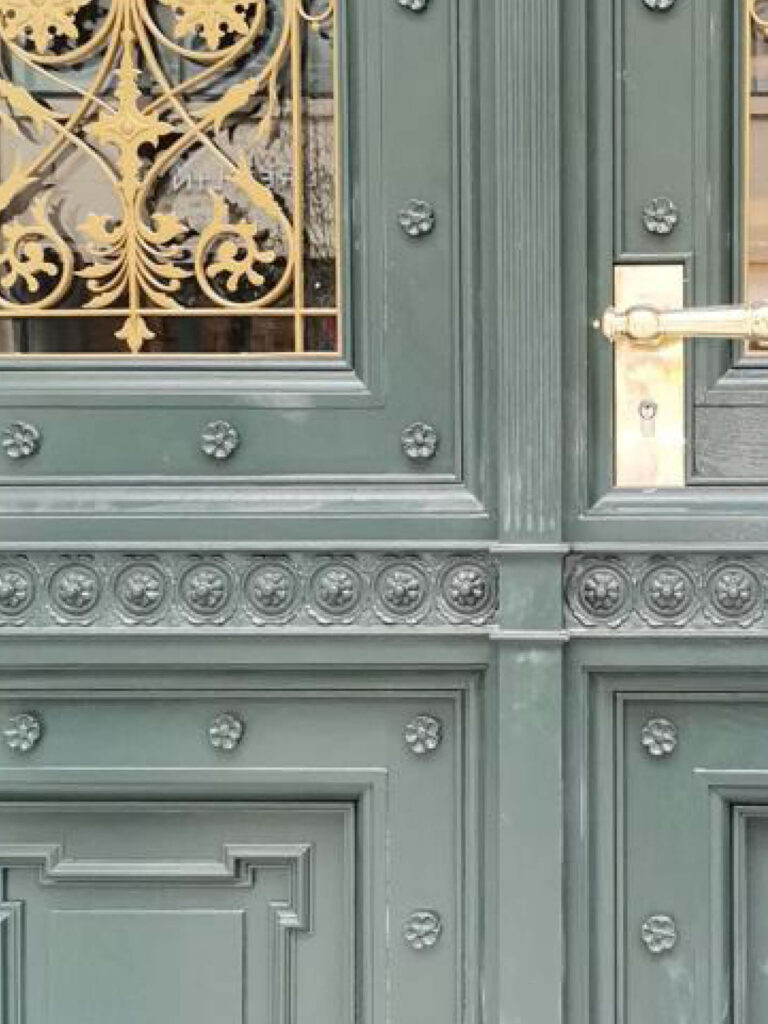 Handgeschnitzte Rosetten an dieser denkmalgeschützten Tür