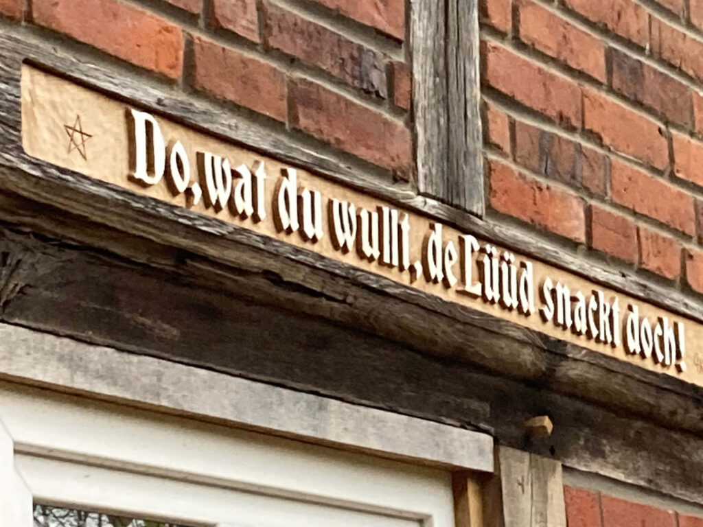 hausinschriften denkmalgerecht geschnitzt