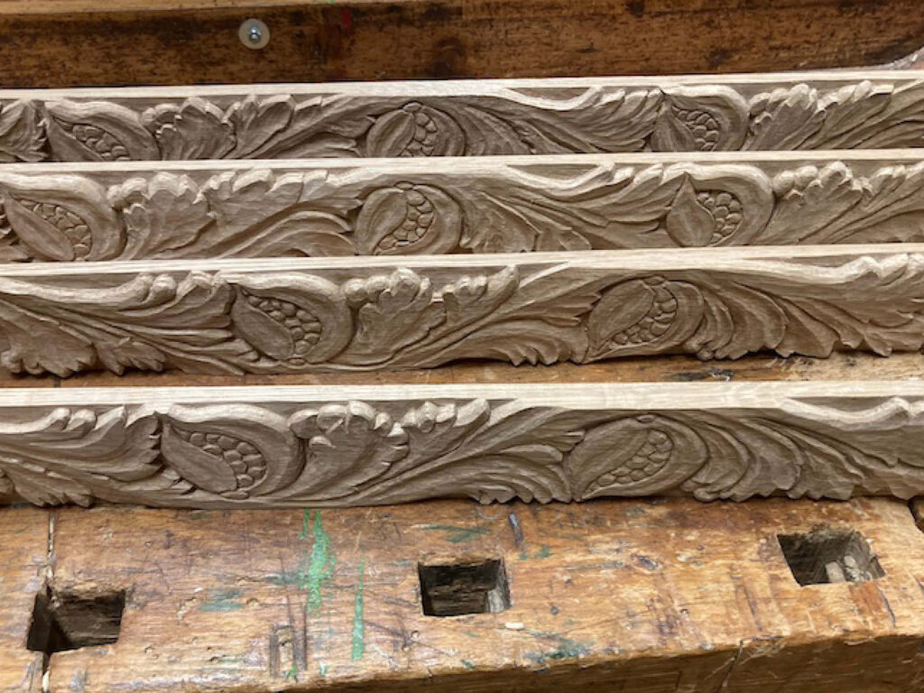 Ornamentleisten schnitzen für Denkmalschutz